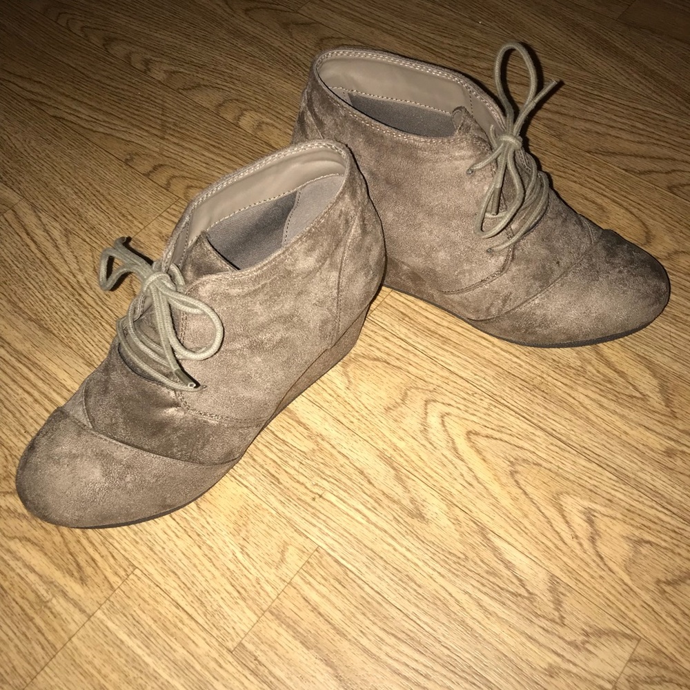 Ankle Boot - Picture 2 of 5